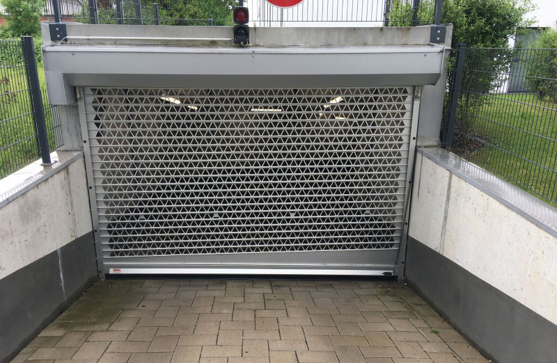 Tiefgaragenrollgitter (Linksroller) mit schrägem Bodenabschluß
